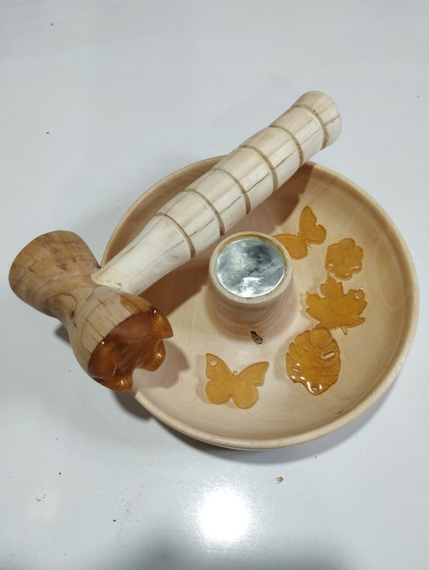 ظروف چوبی . گردو شکن . همراه با چکش